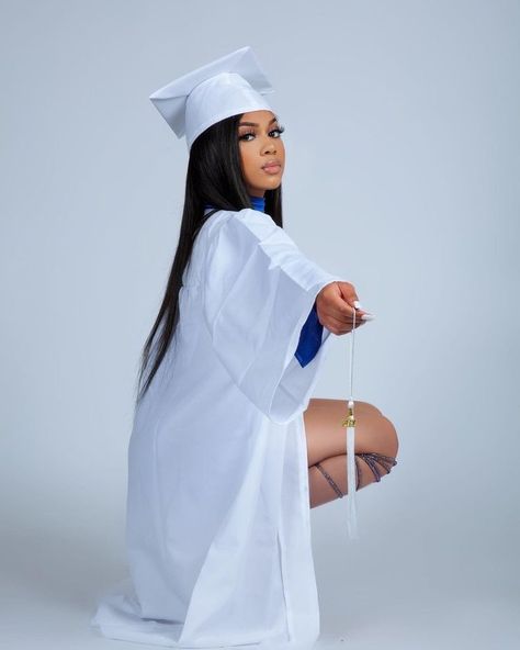 Nursing Photoshoot, Graduate Photoshoot, Graduation Shoot Ideas, Senior Graduation Pictures, Nursing Graduation Pictures, Barbie Tingz, Graduation Pic Ideas, Senior Photoshoot Poses, College Graduation Photoshoot