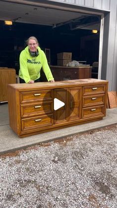 Wood Dresser Flip, Reclaimed Furniture Upcycling, How To Refurbish Furniture, Furniture Flip Dresser, How To Refinish Dresser, Upcycle Dresser Diy, Refurbishing Old Furniture, Redo Dresser Ideas, Dresser Makeover Diy Paint