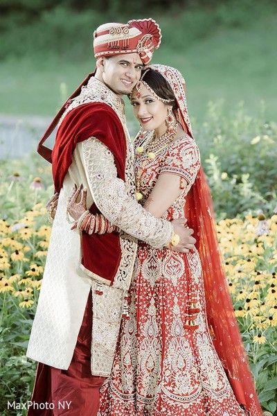 Vibrant portrait of indian couple. http://www.maharaniweddings.com/gallery/photo/124323 Capal Photo, Caples Photo Wedding Indian, Couple Marriage Poses Hindu, Bangali Couple Wedding Pose, Indian Couple Marriage Photoshoot, Best Indian Couple Photos, Indian Wedding Copal Photography, Hindu Wedding Photos, शादी की तस्वीरें