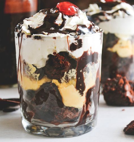 Hot Fudge Brownie Sundae - Bakes by Chichi Brownie Sundae Bar, Diy Sundae, Sundae Recipes, Pastries Recipes Dessert, Fudge Sundae, Homemade Hot Fudge, Brownie Sundae, Arts And Crafts Ideas, Hot Fudge Sauce