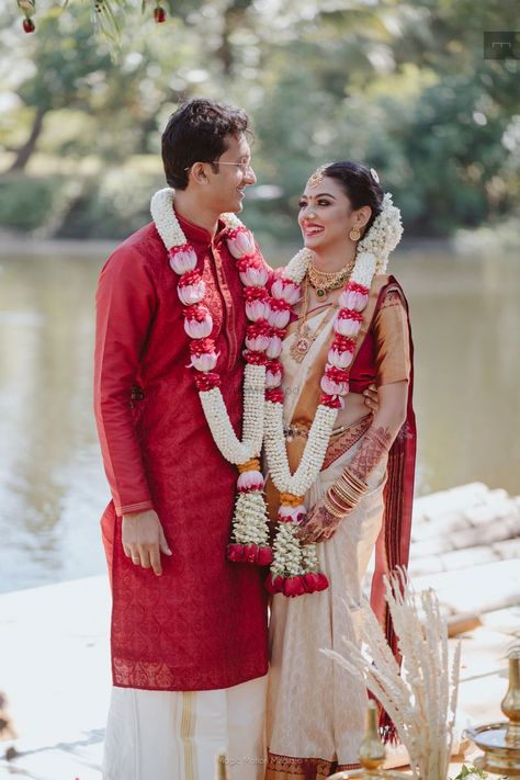 Photo of wedding day south indian couple shot Muhurtham Garland South Indian, Pelli Photos, South Indian Couple, Varmala Designs, Indian Couple, Couple Shots, Indian Wedding Planning, Indian Wedding Photos, Wedding Register