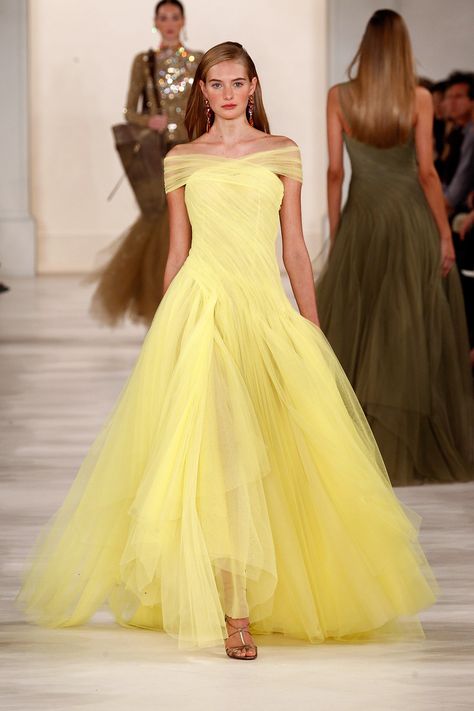 Ralph Lauren Spring 2015 Yellow Dress Wedding, Ralph Lauren Spring 2015, Elegante Jumpsuits, Detail Couture, Elegante Y Chic, Yellow Fashion, Gorgeous Gowns, Looks Style, Dress Wedding