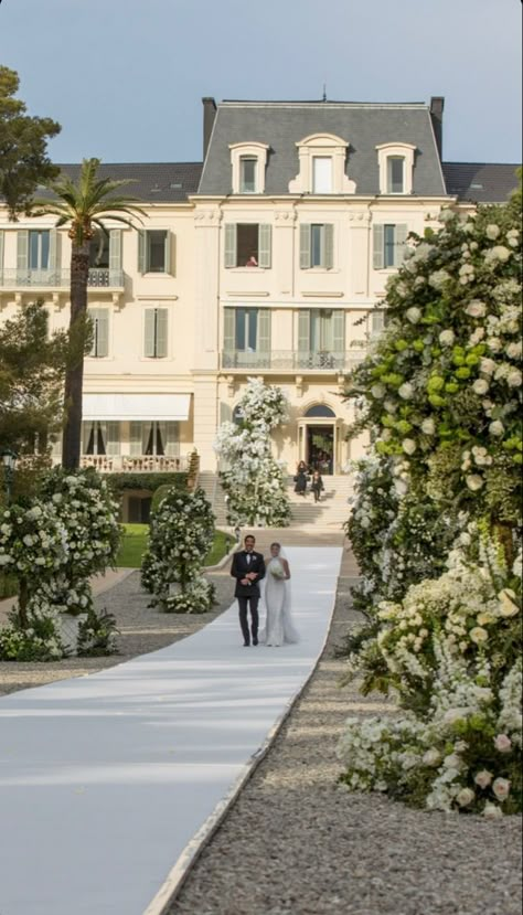 #floralarrangements#sofiarichiewedding #wedding #elliotgrainge #southoffrance #sofiarichie Sofia Richie And Elliot Grainge, Sofia Richie And Elliot, Elliot Grainge, Beauty And The Beast Wedding, French Chateau Wedding, Dream Venue, Vogue Wedding, Dream Wedding Venues, Wedding Money