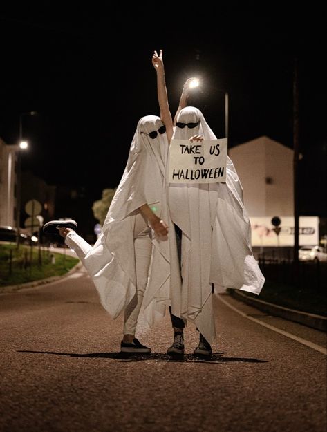 Ghost Costume Pictures, Halloween Ghost Trend, Aesthetic Ghost Costume, Ghost Astethic, Ghost Costume Aesthetic, Ghostcore Outfits, Halloween Ghost Aesthetic, Ghost Costume Ideas, Sheet Ghost Aesthetic