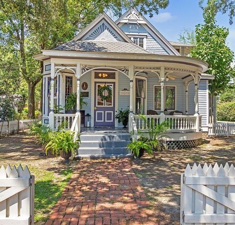 Folk Victorian House, Victorian Exterior, Cute Cottages, Victorian Style Homes, Micro House, Victorian Cottage, Secret Gardens, Dream Cottage, Cute House