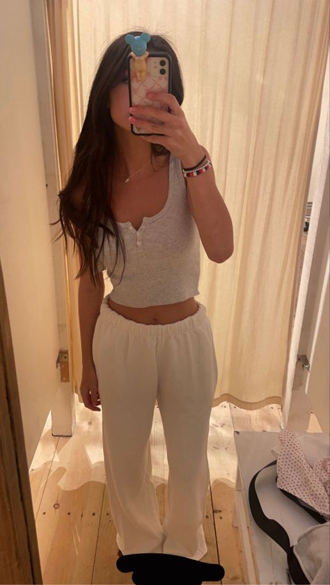 Back To School Simple Outfits, Working At Brandy Melville, Brandy Melville Outfits Winter, Brandy Melville Sweatpants Outfit, Cute Outfits Sweatpants, Brandy Sweatpants Outfit, Nice Outfits Dressy, Brandy Melville Pjs, Cute Lazy Day Outfits For School