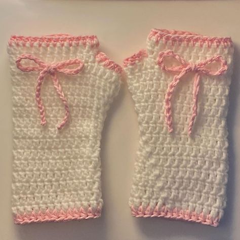 (＾◡＾)◞♥ on Instagram: “the CUTEST white & pink customs check highlights for purchase info 💓💓” Aesthetic Crochet Hand Warmers, Kawaii Arm Warmers, Crochet Ideas For Winter, Kawaii Crochet Clothes, Crochet For Winter, Crochet Arm Warmers, Crochet Hand Warmers, Gloves Crochet, Cheonan