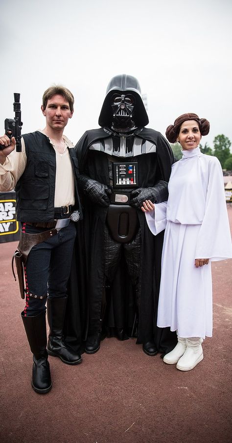 Our Favorite 'Star Wars' Cosplay - IMDb Three Person Costumes, Costumes For Three People, 70s Halloween Costumes, Funny Group Costumes, Best Group Halloween Costumes, Sibling Costume, Halloween Costumes For Work, Trio Halloween Costumes, Halloween Couple