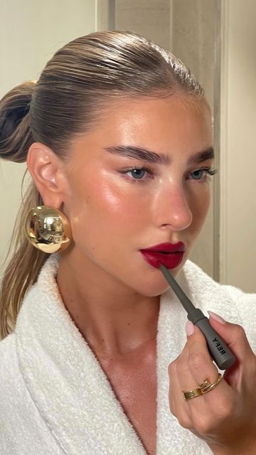 Red Lipstick Outfit, Refy Lip, Lip Care Tips, Ball Makeup, Red Lips Makeup Look, Perfect Red Lipstick, Maquillage On Fleek, Show Makeup, Formal Makeup