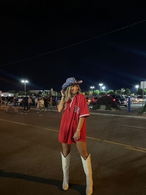 Cute Southern Outfits, Fourth Of July Pics, Levi Denim Shorts, Beige Tank Top, Trajes Country, Red Sox Jersey, White Cowgirl Boots, Cowgirl Boots Outfit, Outfit Links