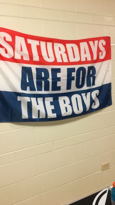 Saturdays are for the boys Story Promt, College Boy Room, Frat Basement, Frat House Decor, Frat Boy Aesthetic, Obx House, Funky Apartment, Saturdays Are For The Boys, Room Flags