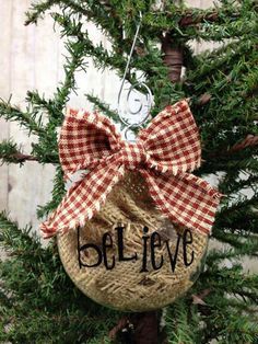 Burlap Christmas Decorations, Natal Country, Country Christmas Ornaments, Diy Christmas Ornaments Easy, Diy Christmas Ornament, Homemade Christmas Decorations, Burlap Christmas, 12 December, Easy Christmas Diy