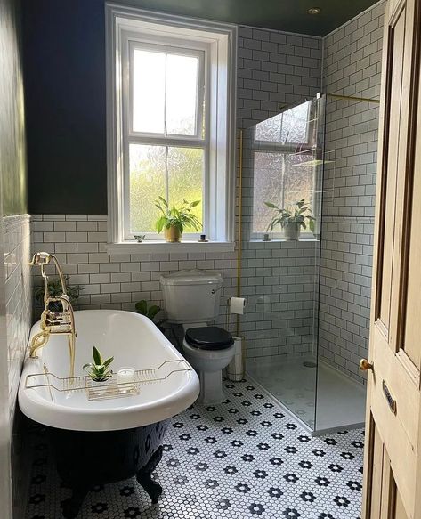 My Victorian House Love on Instagram: “🖤🖤🖤 Happy Monday. It's Lianne @riponhouse1887 hosting today. We found out today that our account has been cloned by another account…” Small Victorian Bathroom, Victorian House Bathroom, Victorian Bathroom Accessories, Plain Bathroom, Bathroom Victorian, Victorian Style Bathroom, Victorian Bathroom, Cottage Inspiration, Apartment Aesthetic