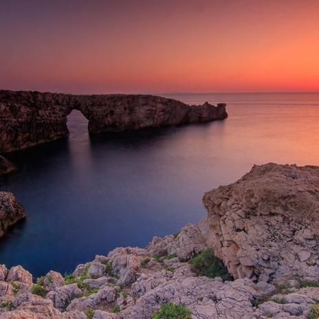 Toma nota de los enclaves imprescindibles para dejarse hipnotizar por los mejores atardeceres de Menorca y deleitarse con uno de los momentos más mágicos del día.Los mejores atardeceres de Menorca, Mallorca e Ibiza. Menorca, Ibiza