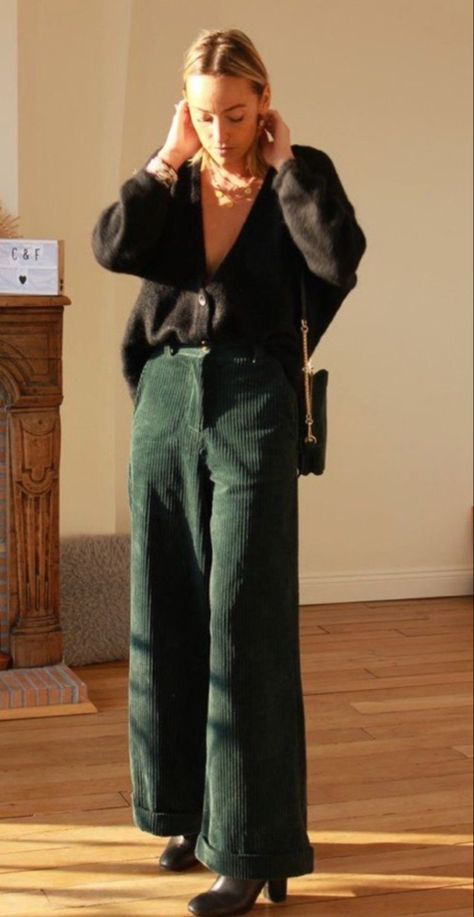 Green Velvet Pants Outfits, Velvet Pants Outfit, Green Velvet Pants, Corduroy Pants Outfit, Green Pants Outfit, Pants Outfit Fall, Winter Pants Outfit, Cool Winter, Deco Vintage