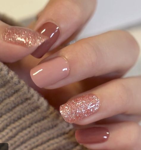 Uñas Beige Elegantes, Simple Gel Nails, Beauty Nails Design, Glitter Gel Nails, Makeup Aesthetic, Cute Gel Nails, Short Acrylic Nails Designs, Neutral Nails, Dipped Nails