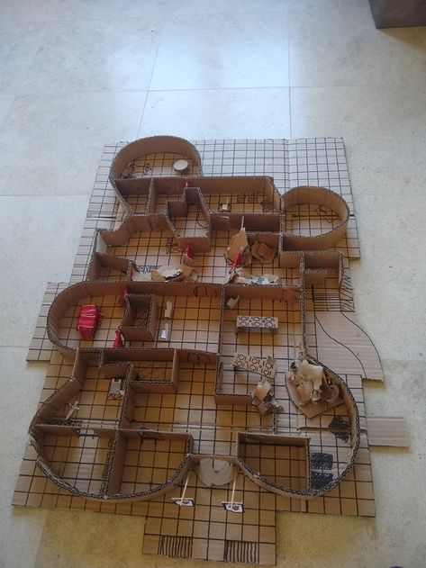 Cragmaw castle built out of cardboard Dnd Cardboard Terrain, Diy Dnd Map, Dnd Terrain Diy Cardboard, Dnd Figures Diy, Diy Dnd Miniatures, Dnd Paper Miniatures, Diy Dnd Terrain, Dnd Cardboard, Diy Dnd Props