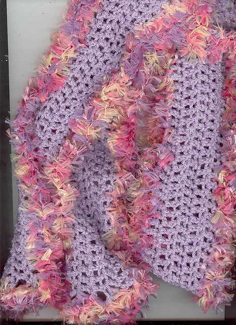 Use any simple plain scarf pattern. Then go around the entire thing with fuzzy contrasting yarn. Eyelash Yarn Crochet Projects, Eyelash Yarn Projects, Eyelash Yarn Crochet, Yarn Projects Crochet, Neat Crafts, Yarn Creations, Edge Scarf, Crochet Small, Knitting Loom