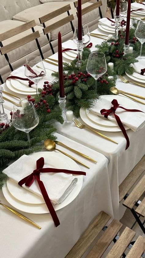 Transform your holiday gatherings into a festive wonderland with these captivating Christmas table settings and decorating ideas. From elegant silver and gold accents to rustic charm with evergreens, your table will be the talk of the season. Christmas Dinner Table Settings, Burgundy Christmas, حفل توديع العزوبية, Christmas Dreaming, Deco Table Noel, Tafel Decor, Christmas Dinner Party, Christmas Dinner Table, Hosting Christmas