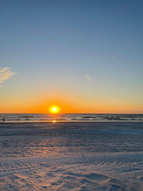 Sunset at st. Pete beach in florida. Sunset time. Summer time. Summer. St Petersburg Florida Aesthetic, St Pete Beach Florida, St Pete Florida, Beach In Florida, St Pete Beach, Senior Trip, St Petersburg Florida, Sophomore Year, Manifestation Board