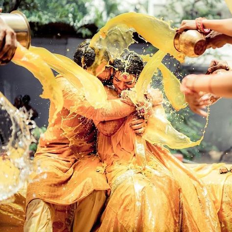 Haldi Photography Ideas, Haldi Rasam, Haldi Poses, Haldi Photoshoot, Mehendi Photography, Wedding Photography Bridal Party, Wedding Photography Checklist, Indian Wedding Photography Couples, Bridal Photography Poses