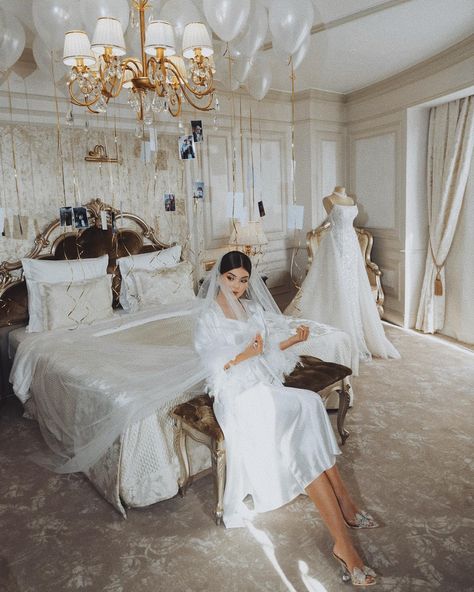 Bridal Room Photoshoot, Bride Morning Of Wedding Cute Ideas, Wedding Hotel Room, Bridal Suite Decor, Wedding Preparation Photos, White Dress Bride, Brides Room, Bridal Room, Simple White Dress