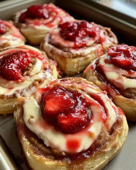 Dessert Recipes Cinnamon Rolls, Strawberry Cheesecake Breakfast, Cheesecake Donuts Recipe, Cinnamon Rolls Strawberry, Strawberry Cheesecake Cinnamon Rolls, Cheesecake Cinnamon Rolls, Cheesecake Cinnamon, Boston Cream Pie Cupcakes, Strawberry Cinnamon Rolls