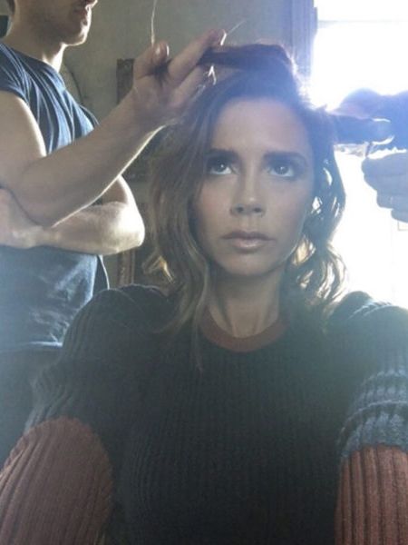 Victoria Beckham's new summer haircut makes her look instantly younger, no? Victoria Beckham Hairstyles, Posh Beckham, Victoria Beckham Short Hair, Beckham Haircut, Victoria Beckham Hair, Beckham Hair, The Beckham Family, Victoria And David, David And Victoria Beckham