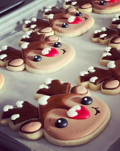 Rudolph Sugar Cookies Decorated, Reindeer Sugar Cookies Royal Icing, Reindeer Royal Icing Cookies, Rudolph Cookies Decorated, Decorated Reindeer Cookies, Reindeer Cookies Decorated Royal Icing, Reindeer Christmas Cookies, Reindeer Sugar Cookies Decorated, Reindeer Cookies Decorated