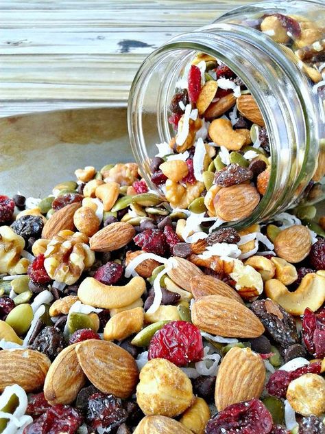 Check our top post-workout snack ideas! Healthy Post Workout Snacks, Healthy Trail Mix Recipes, Healthy Trail Mix, Trail Mix Recipes, Homemade Trail Mix, Post Workout Snacks, Healthy Vegan Snacks, Snack Mix Recipes, Mix Recipes