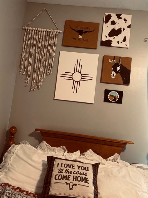 Country Accent Wall Bedroom, Western Wall Art Bedroom, Dorm Room Designs Western, Western Dorm Room Decor, Country Wall Decor Bedroom, College Western Dorm Room Ideas, Western Wall Decor Diy, Western Dorm Ideas, Western Wall Ideas