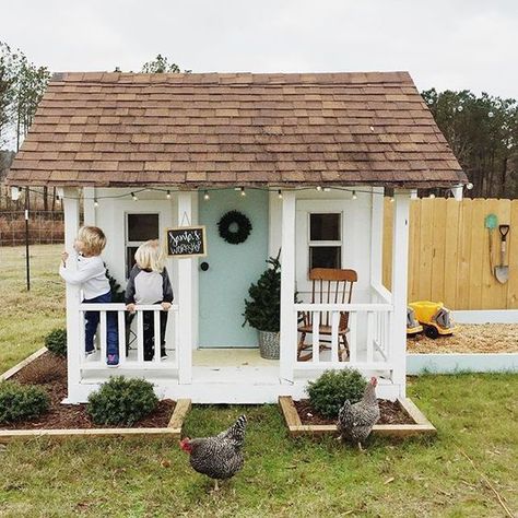 Brillant Playhouse Ideas Diy Playhouse, Backyard Playhouse, Build A Playhouse, Wendy House, Playhouse Outdoor, Cubby Houses, Casa Exterior, Kids Playhouse, The Porch