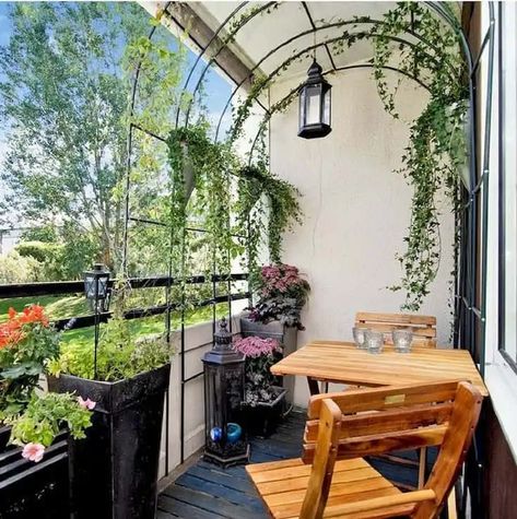 Garden Ideas India, Klein Balkon Decor, Small Apartment Balcony Ideas, Rustic Outdoor Decor, Balkon Decor, Apartment Balcony Garden, Balcony Design Ideas, Small Balcony Garden, Balkon Design