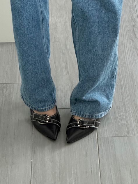 Heels Baggy Jeans, Cute Baggy Jeans, Baggy Jeans Fashion, Vintage Kitten Heels, Pointed Heels Outfit, Sade Aesthetic, Kitten Heels Outfit, Aesthetic Lana Del Rey, Heels Boots Outfit