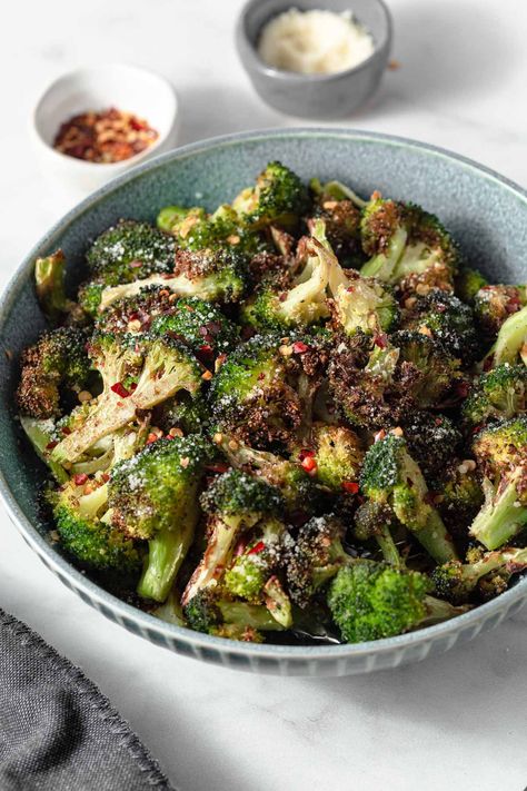 Make crispy yet tender broccoli in the air fryer! They are crunchy on the outside and tender on the inside. A quick and healthy side dish the whole family will love! Air Fryer Broccoli, Broccoli Side Dish, Chicken Shawarma Recipe, Shawarma Recipe, Oven Roasted Chicken, Air Fried Chicken, Easy Oven, Roasted Broccoli, Air Fryer Recipes Healthy