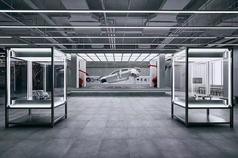 Tesla Shows Off ‘Giga Lab’ Concept Store That Swiftly Builds Cars In 45 Seconds - DesignTAXI.com Tesla Office, Tesla Showroom, Futuristic Lab, Cars Showroom, Tesla Electric Car, Tech Lab, Store Design Boutique, Lab Tech, Solar Electric