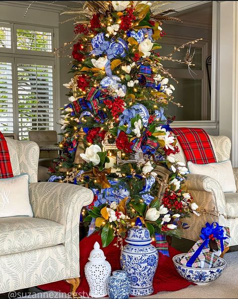 Tartan Christmas Decorations, Blue Christmas Tree Decorations, Chinoiserie Christmas, Blue Christmas Decor, Red Christmas Decor, Blue Christmas Tree, Tartan Christmas, Christmas Themes Decorations, Christmas Decor Inspiration