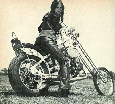 30 Cool Pics Show Badass Biker Chicks Through the Years ~ Vintage Everyday Harley Davidson Kunst, Vintage Pin Ups, Harley Davidson Merchandise, Harley Davidson Tshirt, Harley Davidson Knucklehead, Harley Davidson Wallpaper, Harley Davidson Iron 883, Harley Davidson Art, West Coast Choppers