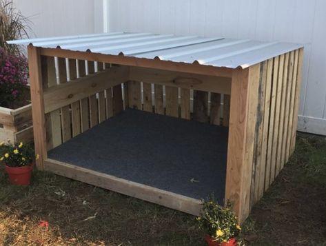 Easy Dog Kennel Outdoor, Diy Dog Pen Outdoor Cheap Pallet Wood, Dog House Made From Pallets, Dog House Out Of Pallets Diy, Diy Easy Dog House, Diy Dog Shelter, Diy Dog House Outdoor Cheap, Pallet Dog House Outdoor, Dog Shelter Ideas Outdoor