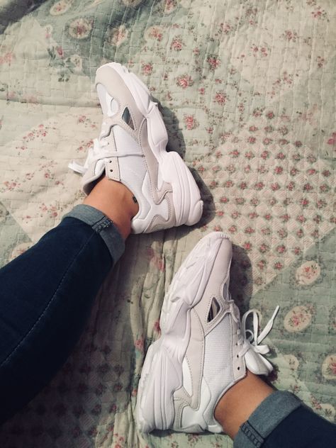 Adidas Falcon W  #falcon #white #adidasfalcon #adidas Adidas Falcon, Nike Huarache, Saucony Sneaker, Sneakers Nike, Adidas, Nike, Sneakers, White