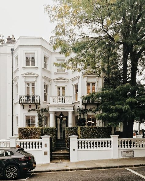 Favourite corner of Notting Hill this time last year. This tree turns the most beautiful shade of yellow during Autumn 😍  My children and… London Townhouse, London House, London Apartment, Cute House, Notting Hill, City House, Dream House Exterior, House Goals, Pretty House