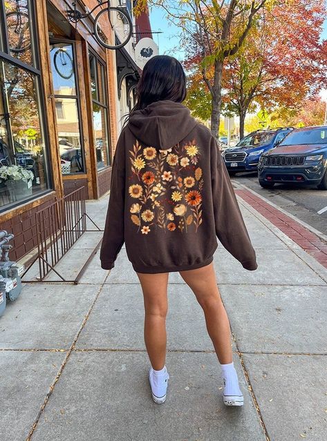 This botanical wildflower Fall hoodie will become your new favorite go-to. Perfect for the cottagecore aesthetic and flower lovers. ➡️ Design is printed on back of hoodie. The front is blank ⬅️ 🤩 TIP: These run true to size. If you want an oversized look size up 2-3 sizes. 😉 ✅ Information: ★ Gildan Unisex Hoodie ★ -50% Cotton 50% Polyester -Medium-heavy fabric -Classic fit -Tear away label -Runs true to size ✅Design Printing Design printed using Direct to Garment (DTG) print technology. ✅ Care Fall Hoodie Designs, Cute Aesthetic Hoodies, Cute Fall Hoodies, Spring Hoodie Outfit, Hoodie Print Design Ideas, Fall Hoodie Outfit, Cute Hoodies Aesthetic, Sunflower Cottagecore, Fall Outfits For Teens