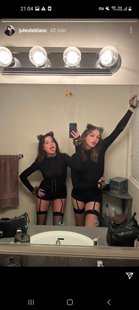 Hot Duo Halloween Costumes, Cat Outfit Halloween, Black Cat Halloween Costume, Halloween Fits, Halloween Duos, Black Cat Costumes, Hot Halloween Outfits, Duo Halloween Costumes, Cat Halloween Costume