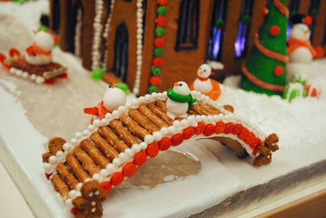 Graham Cracker Gingerbread, Easy Gingerbread House, Graham Cracker Gingerbread House, Homemade Gingerbread House, Christmas Bakes, Gingerbread House Candy, Cool Gingerbread Houses, Gingerbread House Template, Gingerbread House Recipe