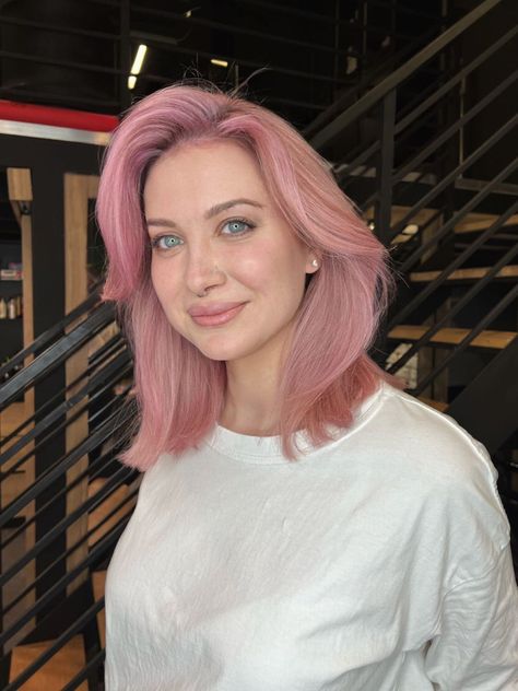 Colored Hair For Pale Skin, Pink Hair Pale Skin, Pale Person, Pale Pink Hair, Hair Pale Skin, Girl With Pink Hair, Pink Skin, Pastel Hair, Hair Color Balayage