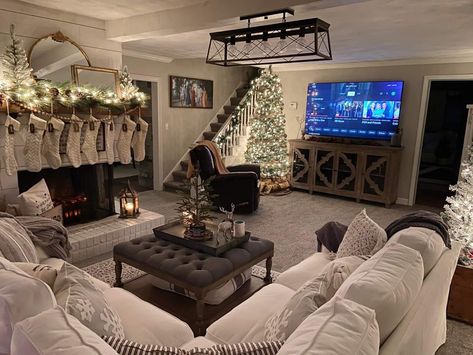 Christmas All Year, Neon Bedroom, Home Cinema Room, House Essentials, Christmas Decorations Living Room, Christmas Living Rooms, Living Room Decor Cozy, Beautiful Living Rooms, Small Room Bedroom