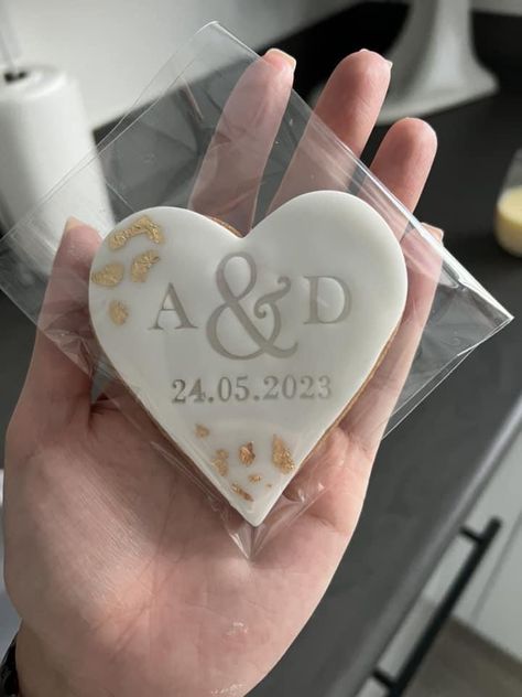 Engagement Fondant Cookies, Nikkah Cookies, Engagement Treats, Wedding Favor Cookies, Mexican Wedding Traditions, Wedding Biscuits, Anniversary Cookies, Engagement Cookies, Date Cookies