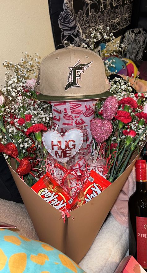 Guy Hat Bouquet, Valentines Gift For Boyfriend Hat Bouquet, Cap Gift Wrapping Ideas, Cute Graduation Gifts For Boyfriend, Boquetes Of Flowers For Guys, Boyfriend Bouquet For Him, Hat Flower Bouquet For Boyfriend, Cowboy Boyfriend Gifts, Bouquet Of Flowers With Hat For Men