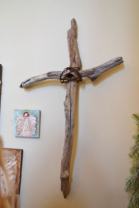 Driftwood Cross Art, Cross Wall Decor Living Rooms, Driftwood Cross Diy, Tree Branch Decor Diy, Driftwood Cross, Wooden Cross Crafts, Christmas Pillows Diy, Barbed Wire Art, Holiday Living Room