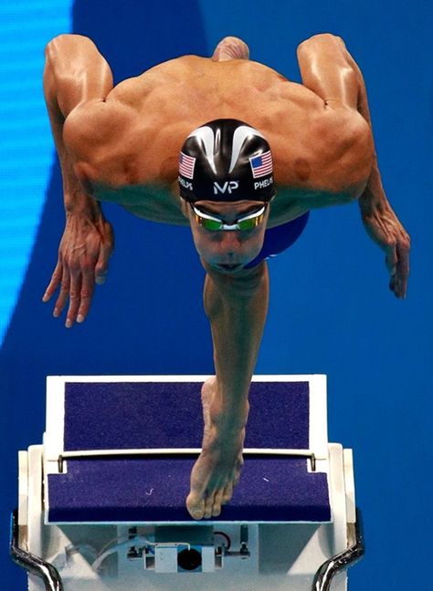 … Michael Phelps Swimming, Swimming Senior Pictures, Swimming Games, Mo Farah, Ernie Banks, Swimmers Life, Michael Phelps, Sport Player, Olympic Sports